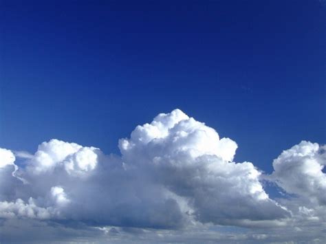 il cielo e blu sopra le nuvole